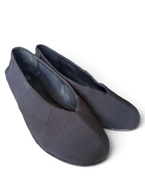 EILEEN FISHER black v cut flats featuring a stretch fabric. Very good cond. 9.